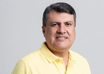 Instalação dos braços e lâmpadas de Led nos postes da Praia do Abaís, significa respeito a comunidade visão turística do prefeito André graça