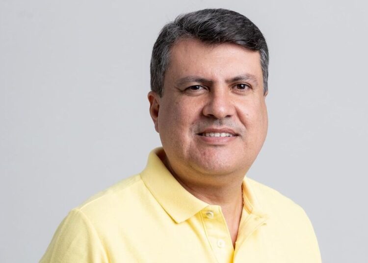 Instalação dos braços e lâmpadas de Led nos postes da Praia do Abaís, significa respeito a comunidade visão turística do prefeito André graça