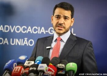 Presidente Lula indica Jorge Messias para vaga de Barroso no STF