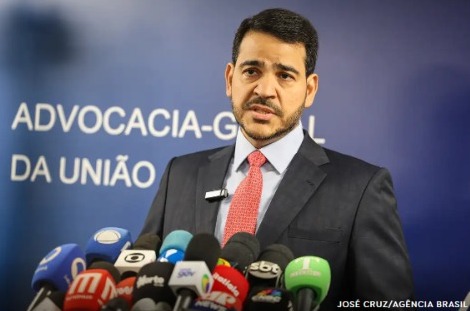 Presidente Lula indica Jorge Messias para vaga de Barroso no STF