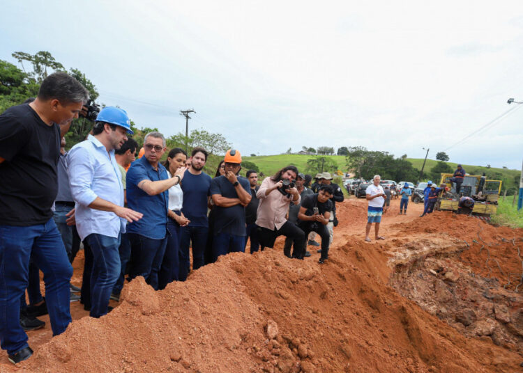 Governador Fábio Mitidieri acompanha as ações para recuperação de estrada e adutora afetadas pelas chuvas em Umbaúba