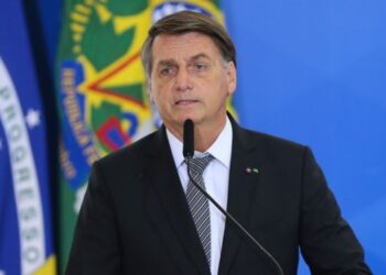 Ex-presidente Bolsonaro é preso por tentar violar tornozeleira