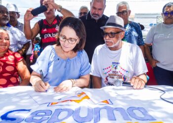 Prefeita Emília reforça compromisso com valorização dos servidores ao assinar dois novos projetos