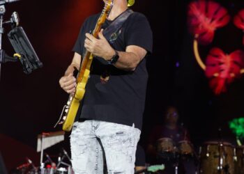 Durval Lelys comanda o Bloco Por Amor ao Iate no pré-carnaval de Aracaju em 2026 