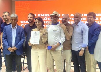 Alex Melo participa de solenidade onde Emília Corrêa sanciona leis que reestruturam carreiras do funcionalismo público