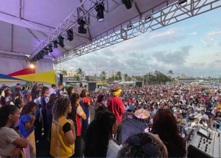 Alex Melo participa do ‘Luau FJU’ que reúne centenas de jovens na Orla da Atalaia em Aracaju
