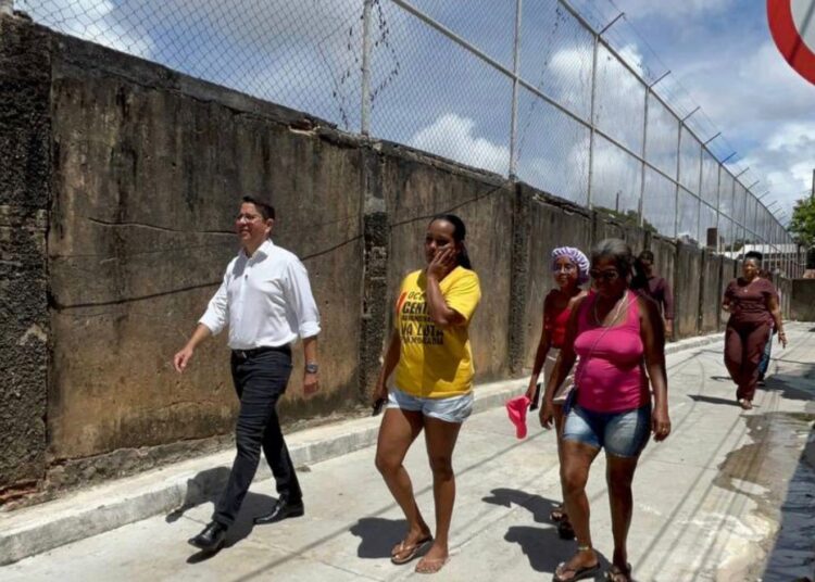 Ricardo Marques cobra pessoalmente solução para problema de esgoto no bairro Capucho