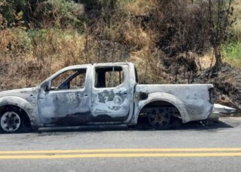 Caminhonete a combustão pega fogo na SE-065 e fica totalmente destruída