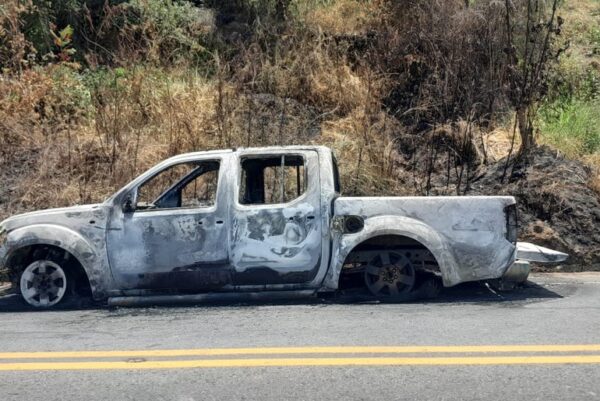 Caminhonete a combustão pega fogo na SE-065 e fica totalmente destruída