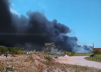 Incêndio em pátio policial toma grandes proporções e causa pânico em moradores