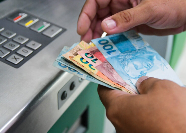 Trabalhadores sergipanos ganham mais e mantêm as contas em dia