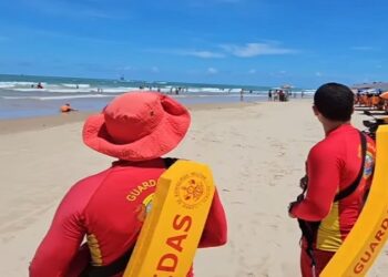 Surfistas evitam tragédia e salvam quatro crianças de afogamento em Aracaju
