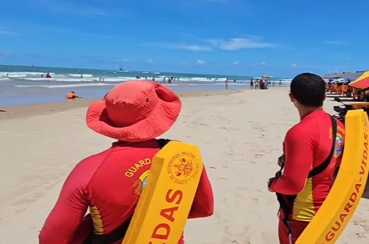 Surfistas evitam tragédia e salvam quatro crianças de afogamento em Aracaju