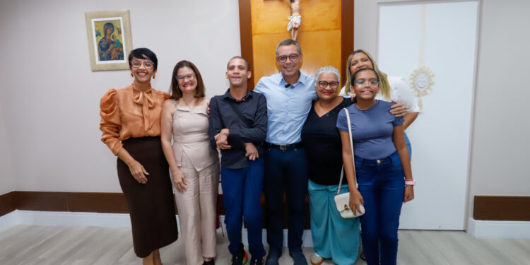 Governador recebe estudante da rede estadual aprovado em 1º lugar em Relações Internacionais na UFS