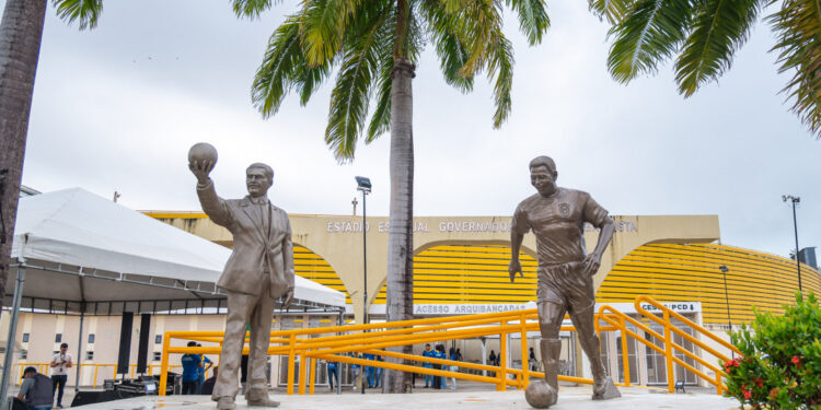 Arena Batistão ganha esculturas em homenagem a Lourival Baptista e ao Rei Pelé