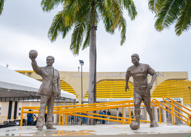 Arena Batistão ganha esculturas em homenagem a Lourival Baptista e ao Rei Pelé