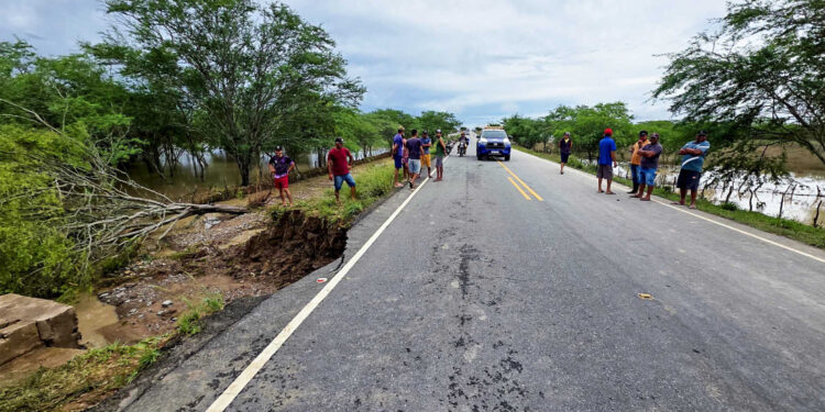 Trecho da Rodovia SE-290 entre os municípios de Tobias Barreto e Poço Verde é totalmente interditado