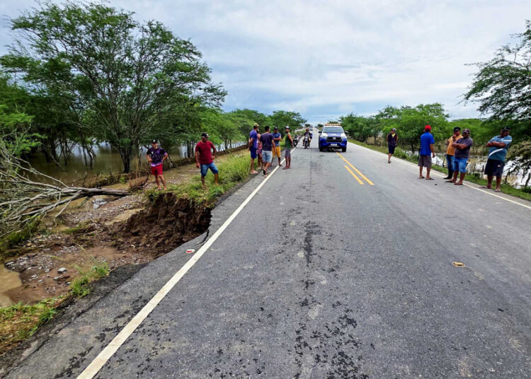 Trecho da Rodovia SE-290 entre os municípios de Tobias Barreto e Poço Verde é totalmente interditado