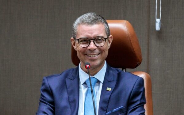 Recuperado, governador Fábio Mitidieri deixa hospital e anuncia volta ao trabalho