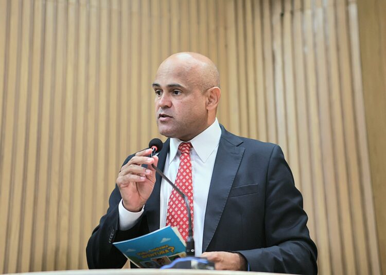 Após solicitação de Alex Melo, SMTT coloca faixa de pedestre em avenida movimentada no Bairro Luzia