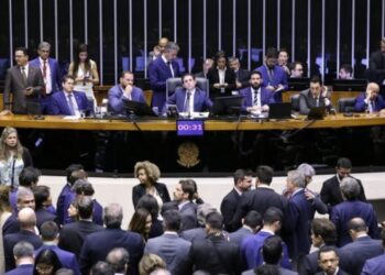 Após repercussão negativa, Centrão e extrema direita recuam de proposta que ampliava jornada para até 52 horas