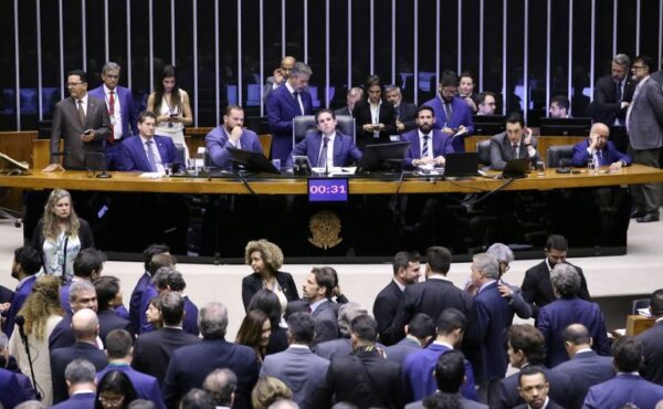 Após repercussão negativa, Centrão e extrema direita recuam de proposta que ampliava jornada para até 52 horas