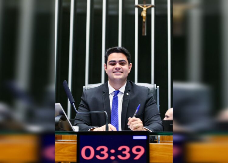 Deputado federal Ícaro de Valmir garante transporte “porta a porta” para pessoas com deficiência: projeto relatado e aprovado nas comissões da Câmara