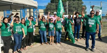 Sintasa realiza ato em frente ao Huse e cobra valorização dos trabalhadores da FHS