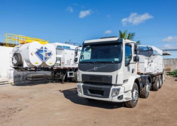 Prefeita Emília entrega equipamentos para modernizar manutenção e recuperação das vias de Aracaju