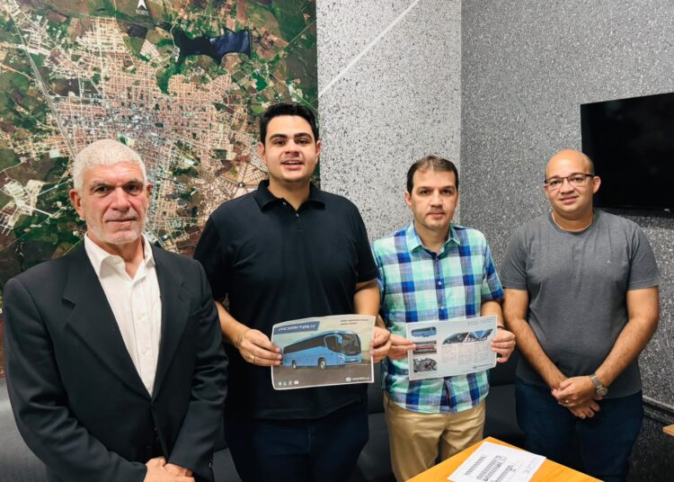 Deputado federal Ícaro de Valmir tem reunião com representante da empresa de compra dos ônibus dos universitários e confirma entrega para setembro