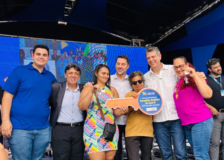 Ícaro de Valmir participa da entrega de 214 casas em Itabaiana e anuncia construção de mais 444 apartamentos