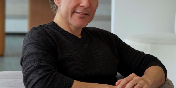 Saúde capilar ganha protagonismo na medicina e será tema de ciclo de palestras do Dr. Delmo Freire