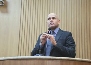 Alex Melo destaca legado social da Igreja Universal e relata transformação pessoal durante discurso na Câmara Municipal de Aracaju