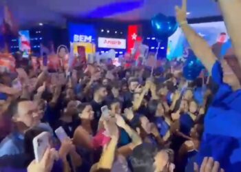 Fábio Mitidieri chega à maior convenção da história de Sergipe sob aplausos da multidão