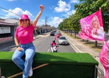 Alice Caroline inicia caminhada eleitoral com adesivaço e carreata em Aracaju
