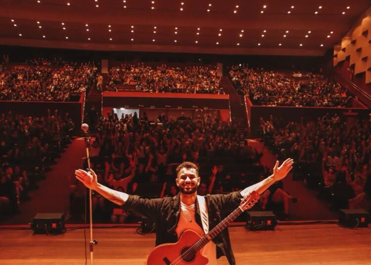 Petrel volta ao palco do Teatro Tobias Barreto pela terceira vez para abrir espetáculo em homenagem à Legião Urbana