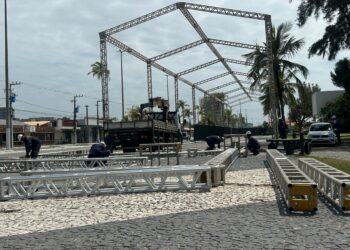 Montagem da estrutura: Pré-Caju 2026 já começou a tomar forma na Orla de Atalaia 