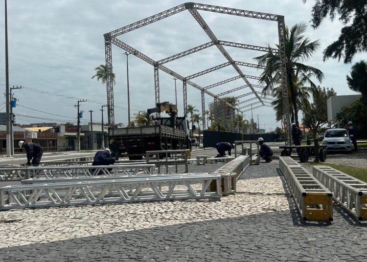 Montagem da estrutura: Pré-Caju 2026 já começou a tomar forma na Orla de Atalaia