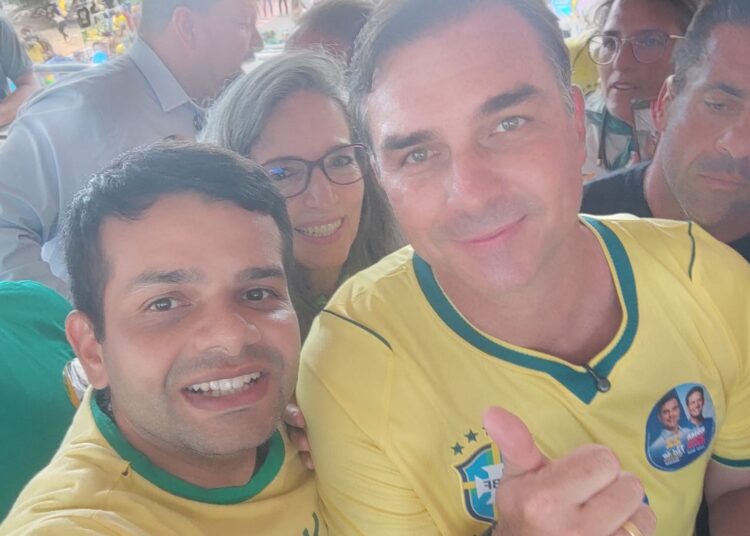 Flávio da Direita participa de carreata com Flávio Bolsonaro na Bahia