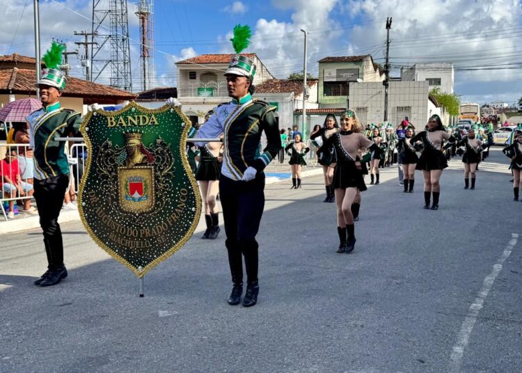 Desfile cívico reúne cerca de 2 mil alunos da rede municipal de Riachuelo
