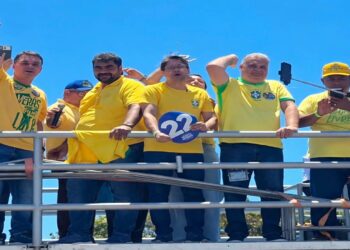 Apesar de não ter sido convidado, Coronel Rocha participa de ato com Flávio Bolsonaro em trio elétrico em Aracaju