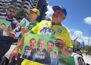 Pastor Zé Carlos participa de ato em Aracaju que reuniu Flávio Bolsonaro e multidão da direita