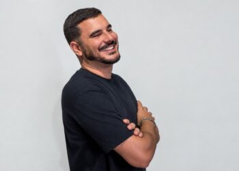 Humorista Igor Nascimento leva personagem Rayssa Rayanna aos palcos em Aracaju