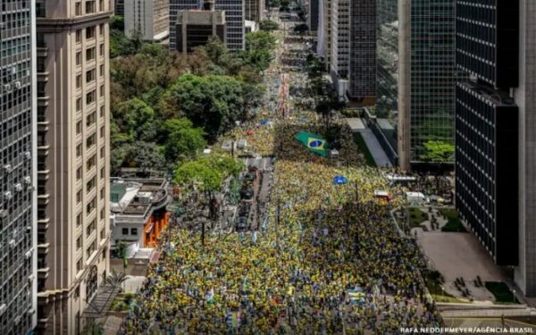 Ato de Flávio Bolsonaro na Paulista reúne cerca de 80 mil pessoas no pico, aponta levantamento