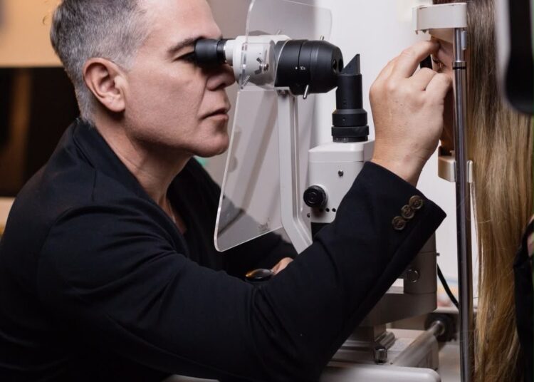 Especialista em retina explica como descoberta premiada com Nobel de Medicina pode ajudar a recuperar a visão